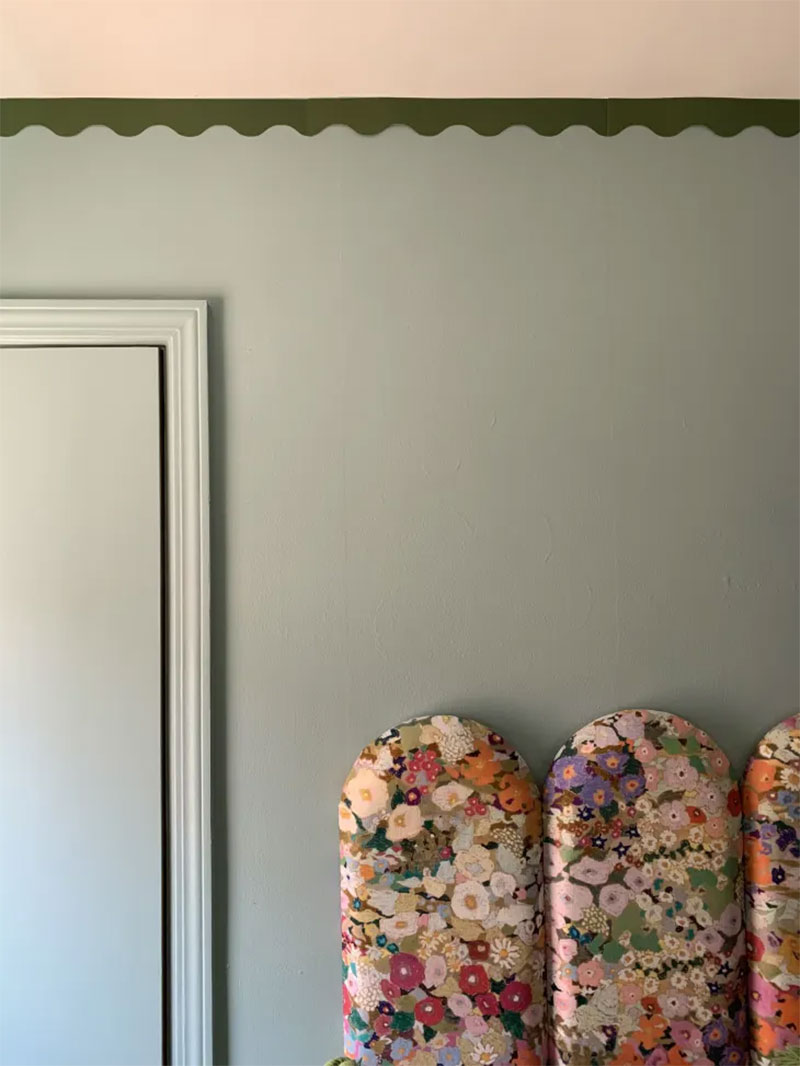 La chambre relookée de Ashley Poskin avec une frise murale en papier peint