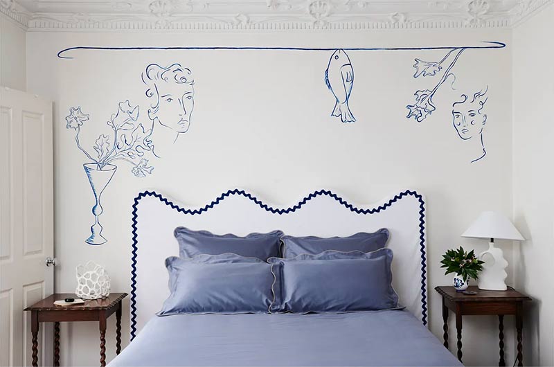 Jeux de frise murale et de fresque pour cette chambre dans un style "Grèce antique" revisitée