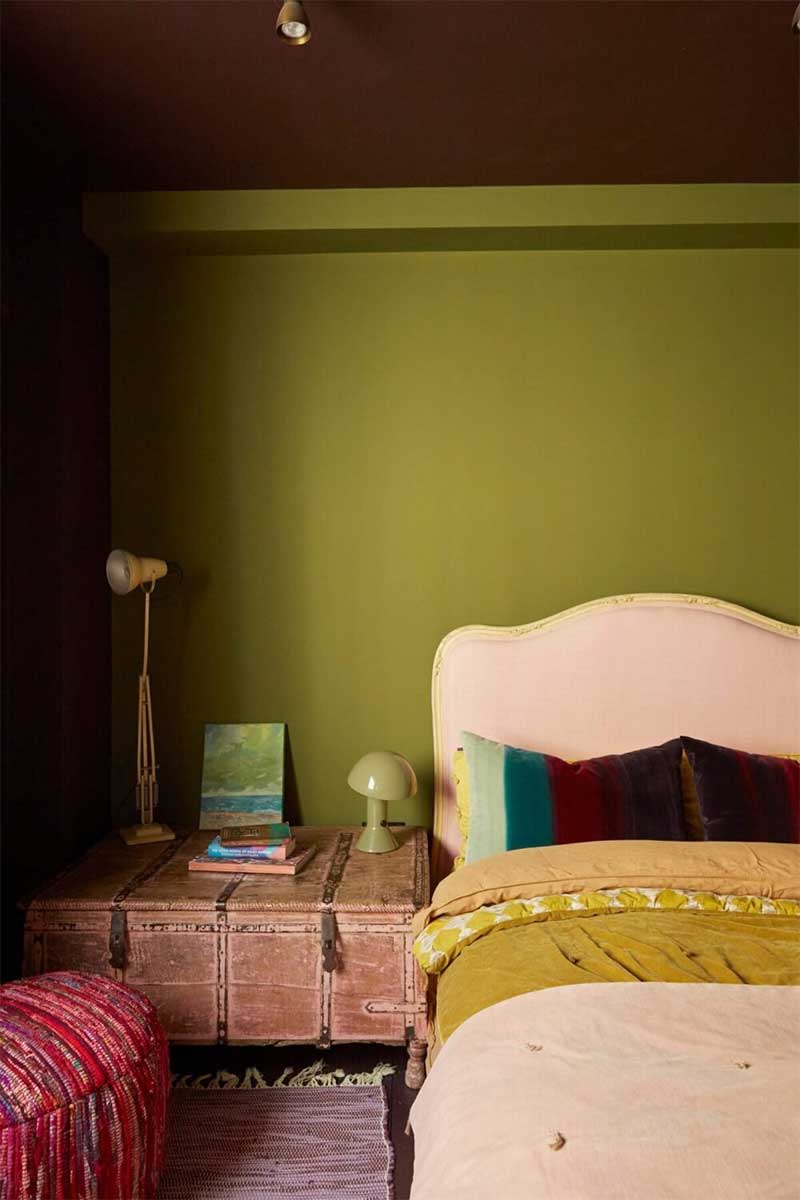 Chambre verte et lit en rose pêche