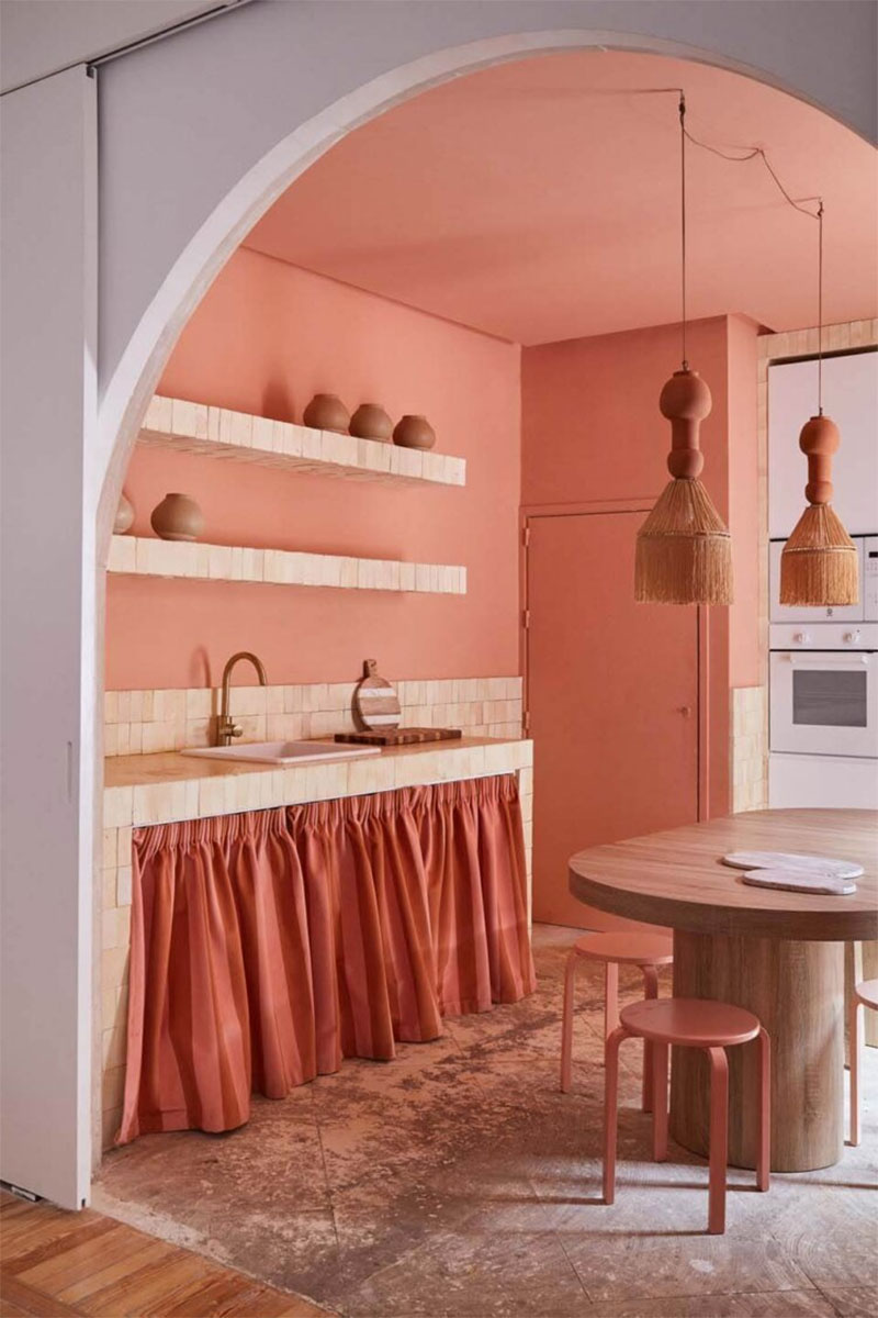 Des bureaux à la palette de couleurs allant du rose pêche au terracotta