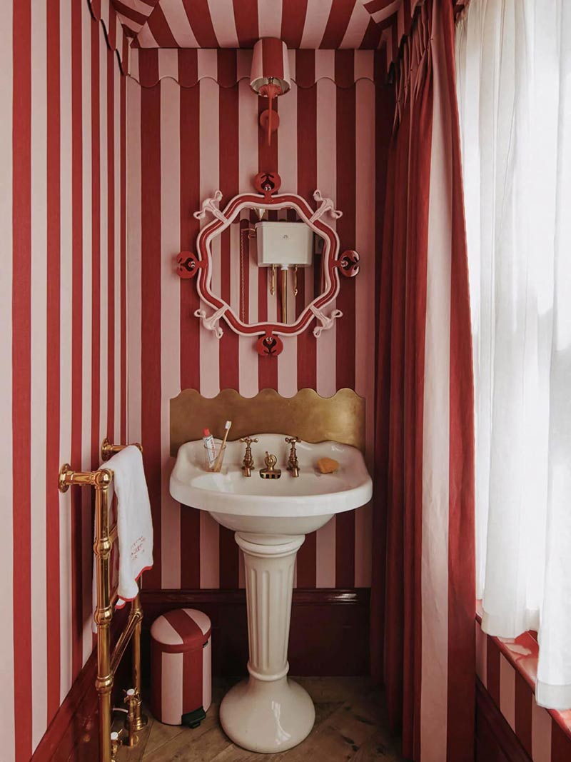 Toilettes à rayures rubis et rose par le studio Bucheman