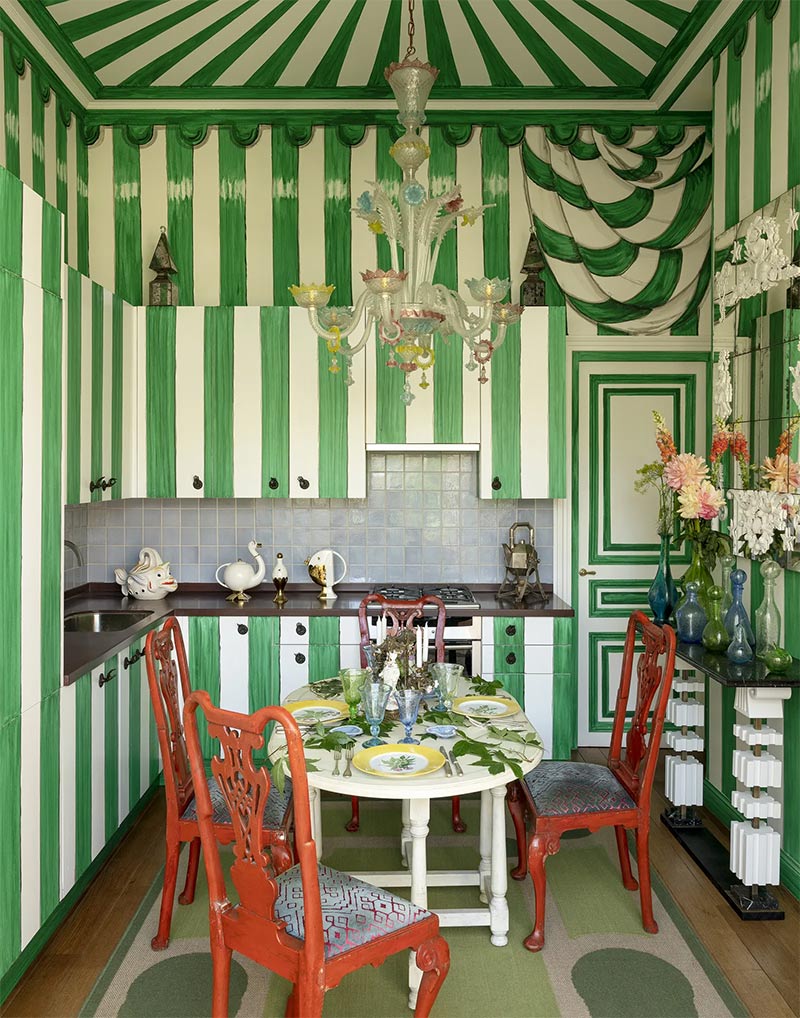 La cuisine magique tout en rayure blanc et vert de Vincent Darré à Paris
