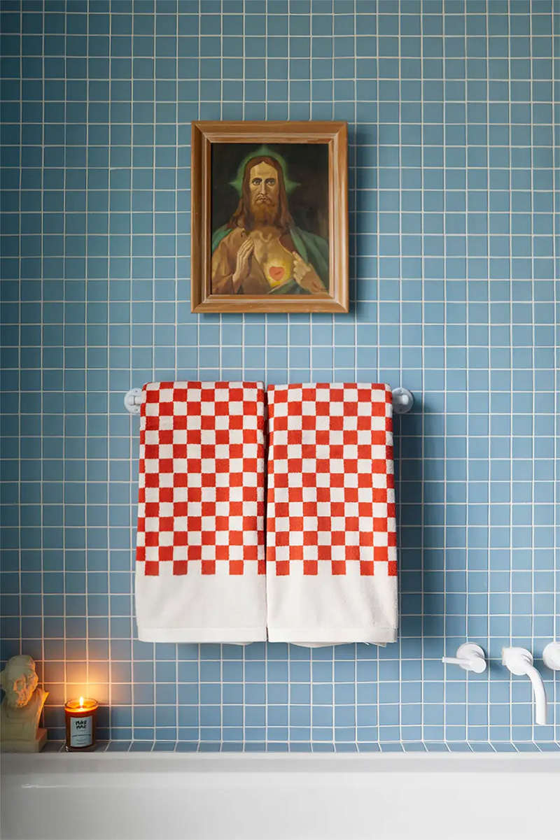 Serviettes de bain à damier rouge et blanc pour carrelage bleu