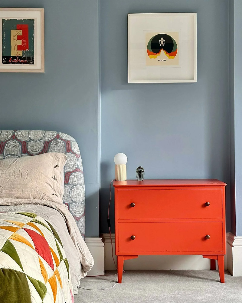 Mur bleu gris et son petit meuble relookée en rouge pour cette chambre