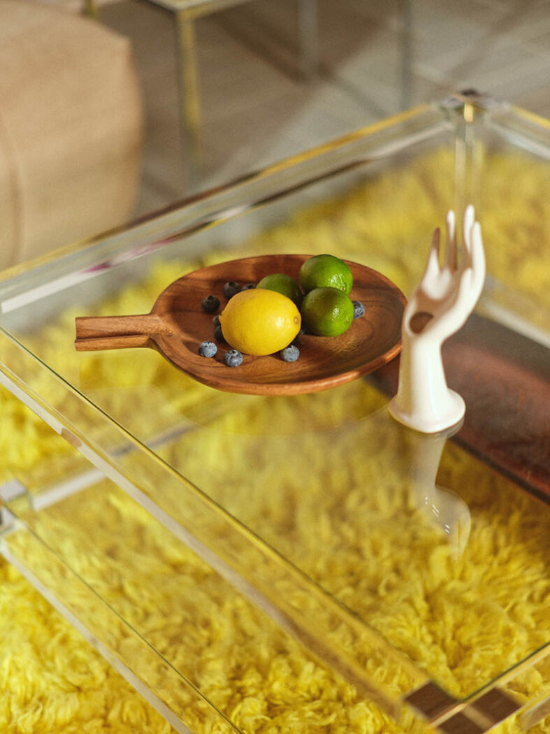 Tapis à poil jaune pour table en plexiglas