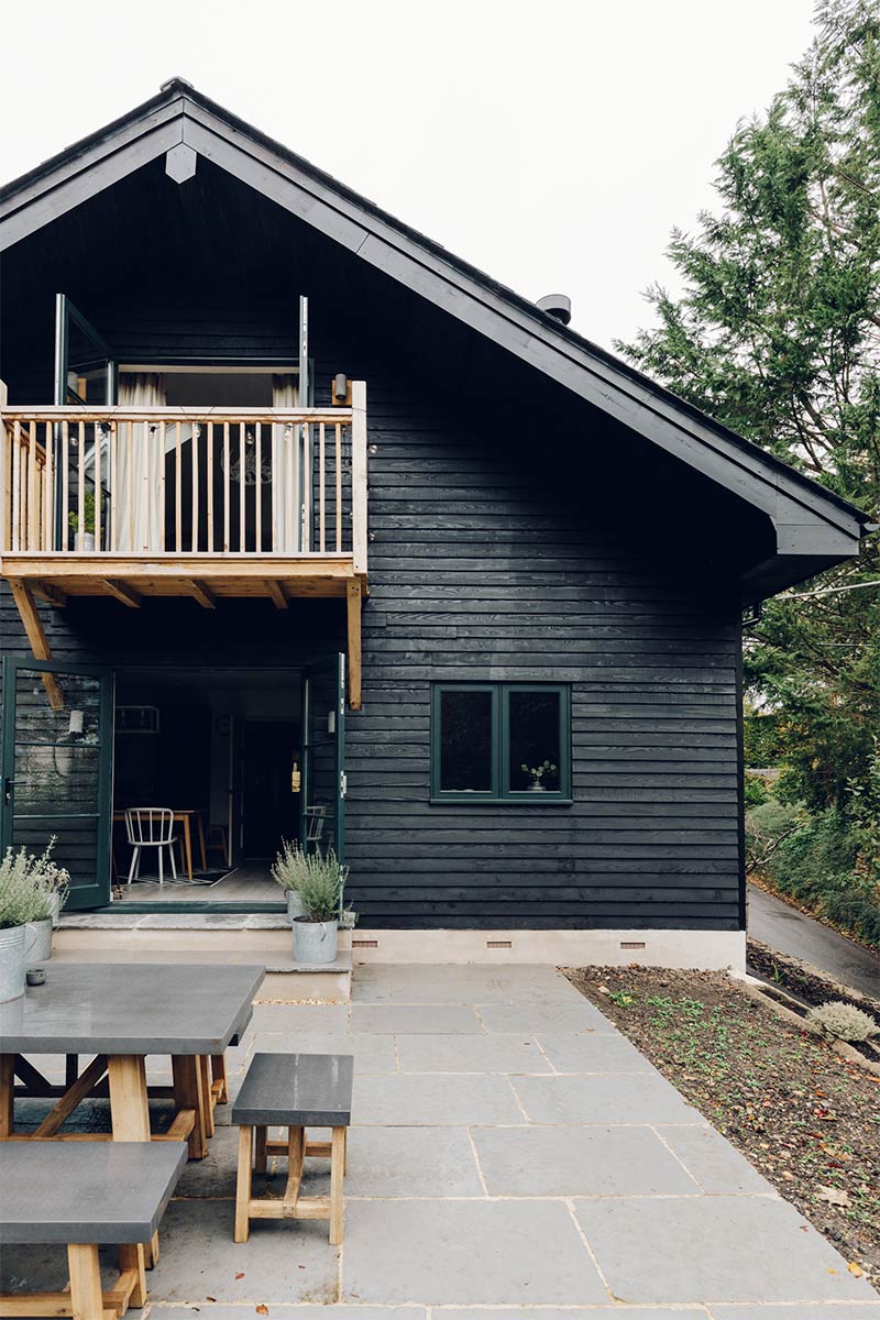 Vue extérieure de la maison en bardage de bois noir brûlé
