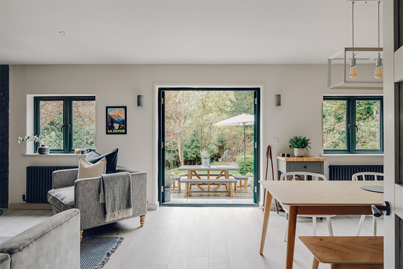 Vue intérieure de la maison ouvrant sur le jardin