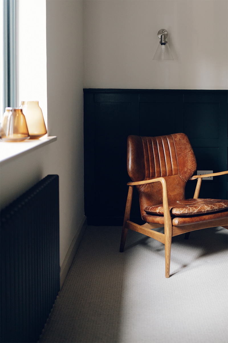 L'espace bureau de style nordique en blanc et noir avec son fauteuil en cuir