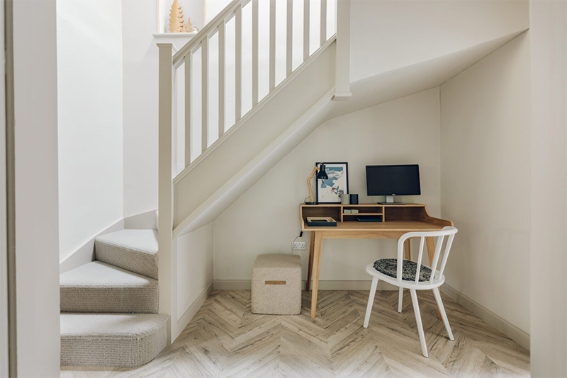 Un coin bureau installé sous l'escalier