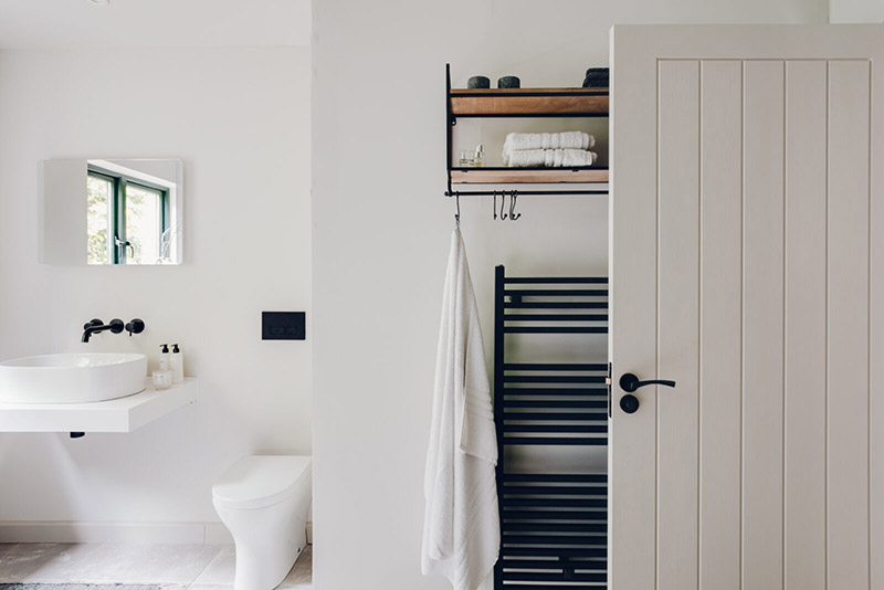 La salle de bains de style nordique blanche