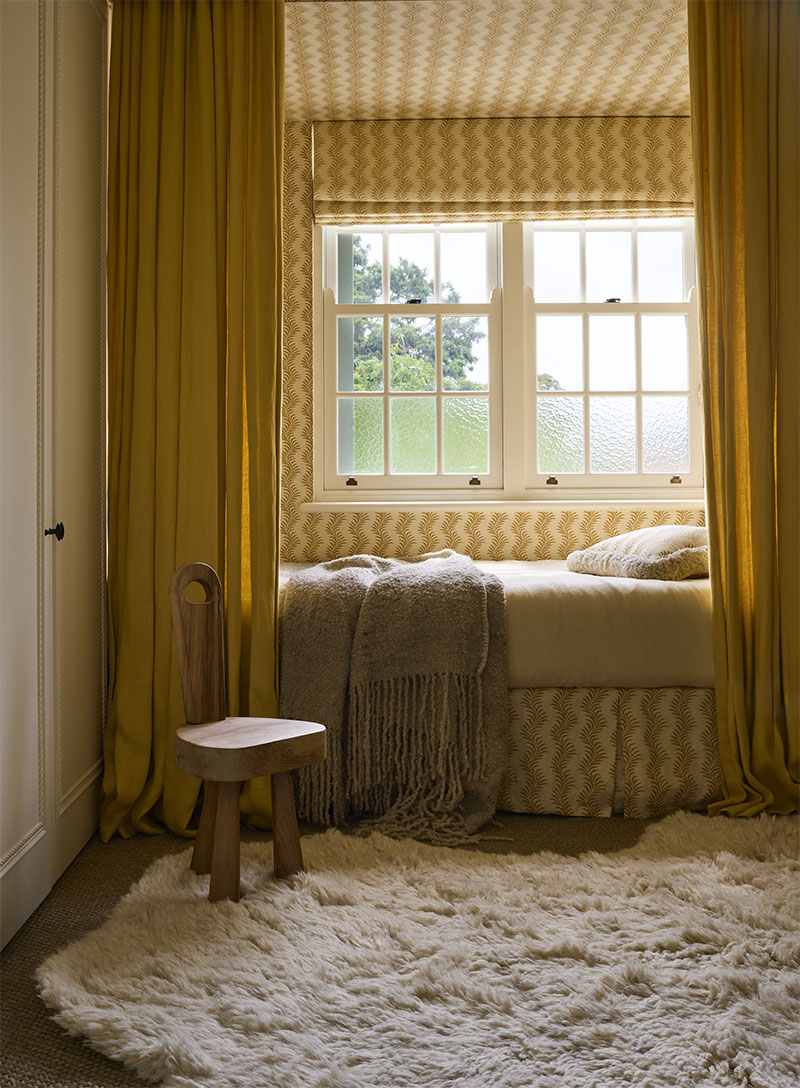 Une chambre d'enfant avec un coin lit près de la fenêtre