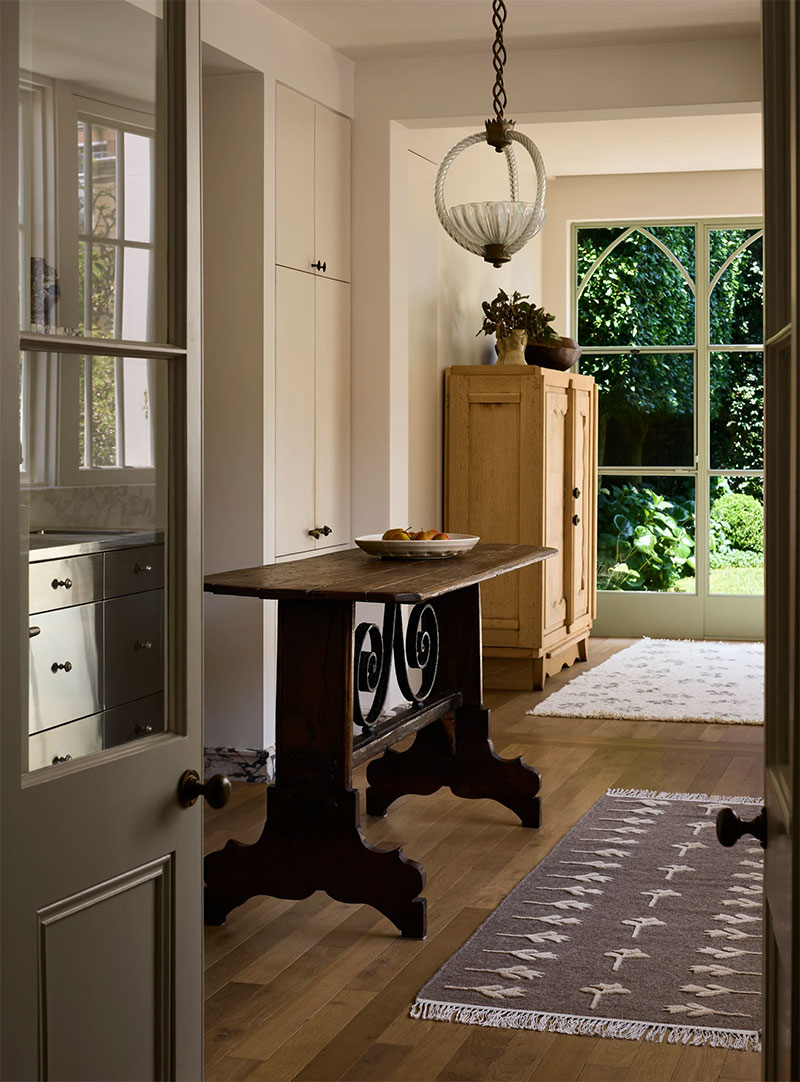 Meubles anciens et tapis pour caractériser la cuisine