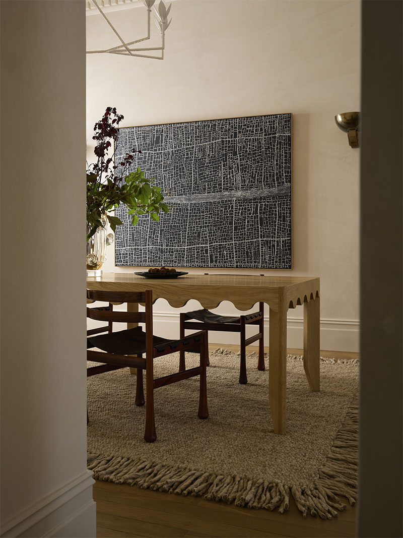 La salle à manger avec sa table qui fait des vagues et un tapi texturé Cappelen Dimyr