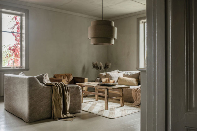 Maison au décor suédois avec des murs texturés dans des teintes Wabi Sabi