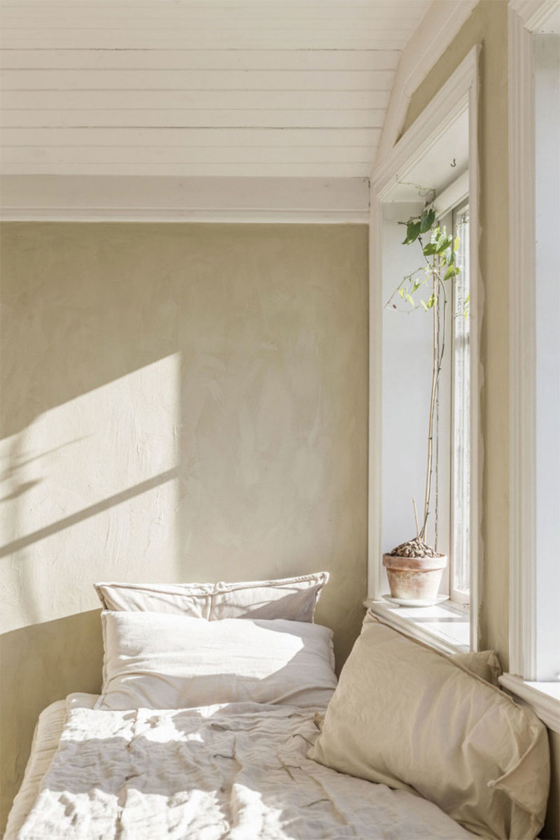Maison au décor suédois avec des murs texturés dans des teintes Wabi Sabi