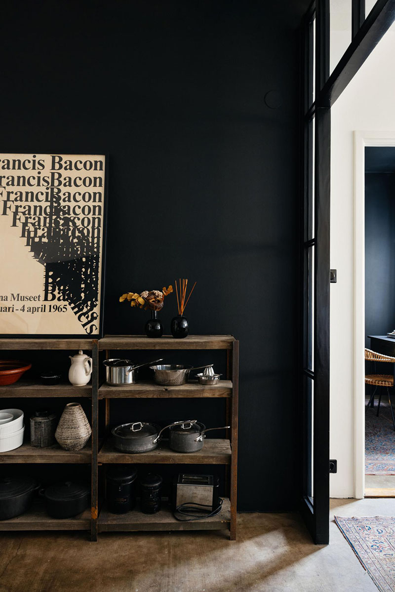 Ambiance atelier sombre pour cet appartement suédois - Turbulences Déco