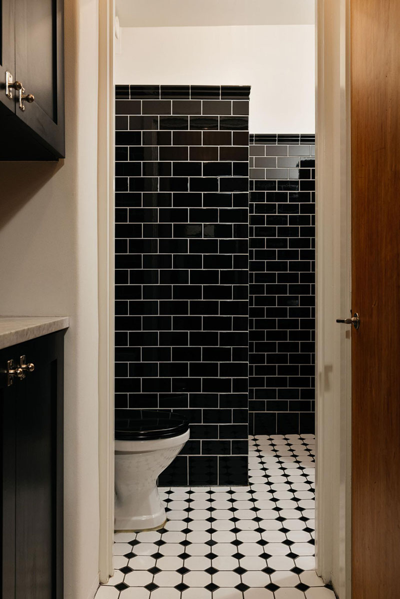 Ambiance atelier sombre pour cet appartement suédois - Turbulences Déco