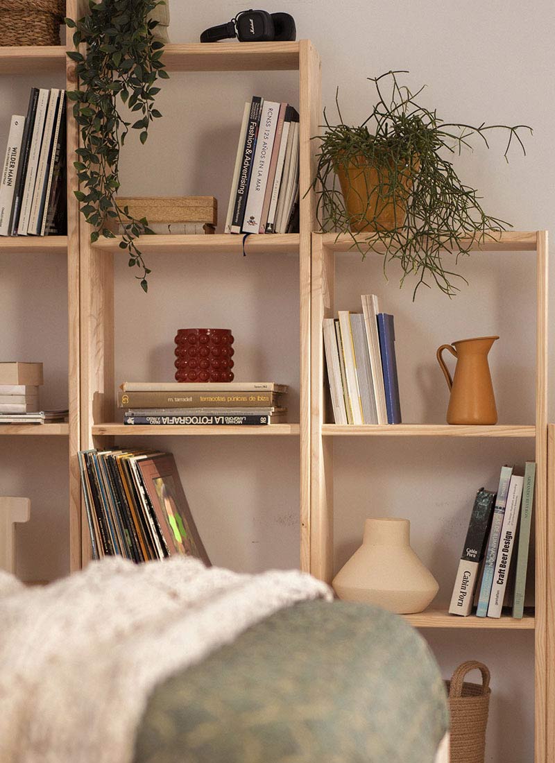 Des étagères en pin cubiques pour réinventer sa bibliothèque