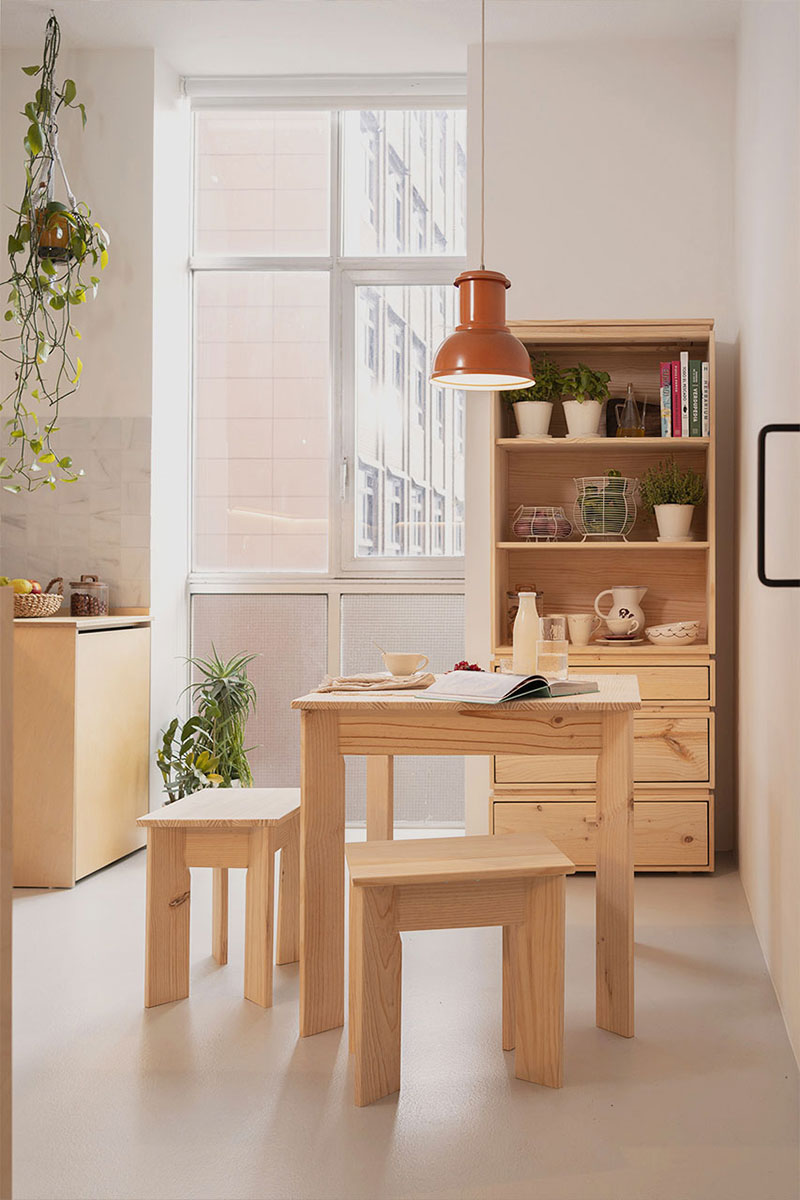Un coin repas avec du mobilier en bois clair pour un décor moderne minimaliste