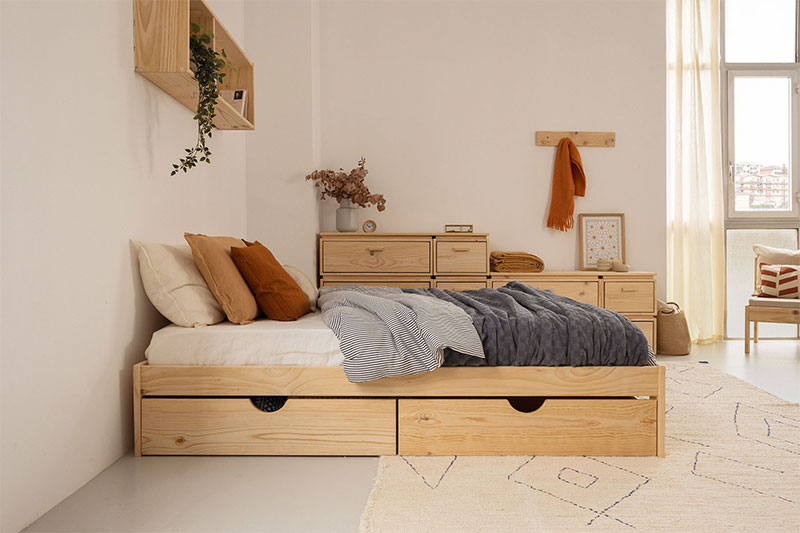 Des lits en pin avec tiroirs de rangement LUFE