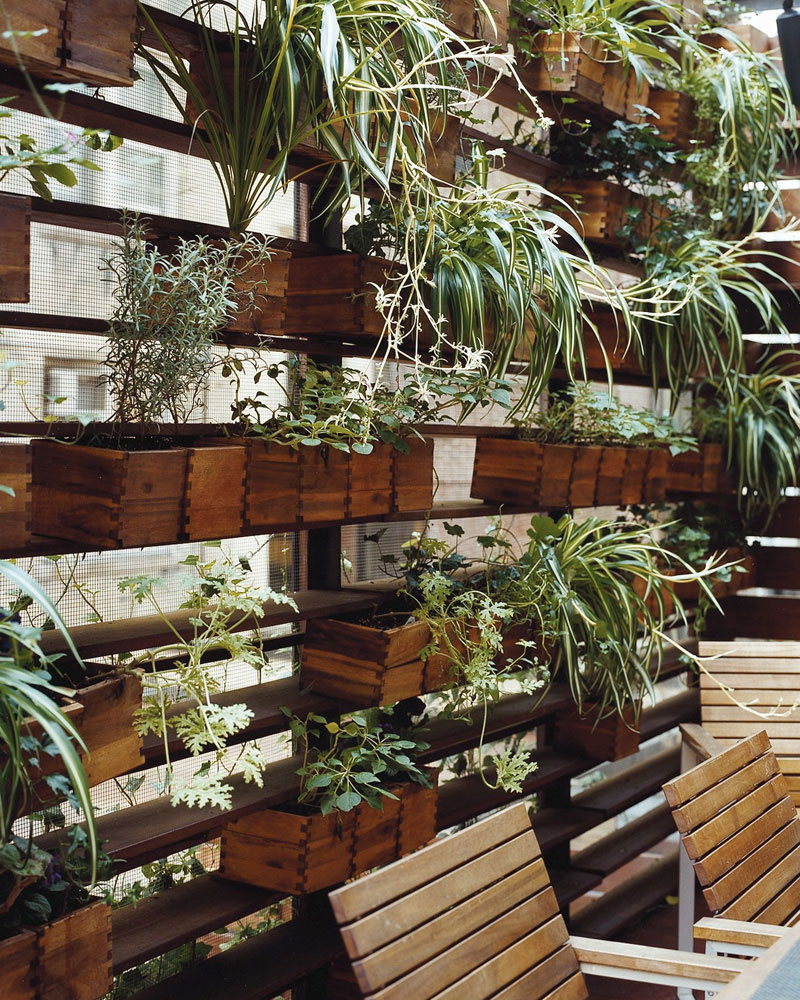 Réalisation d'un jardin de ville mural par Brad Zizmor à New-York