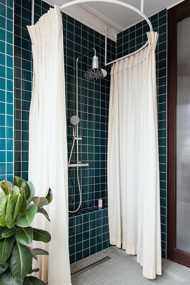 Un rideau de douche blanche pour protéger une douche à l'italienne