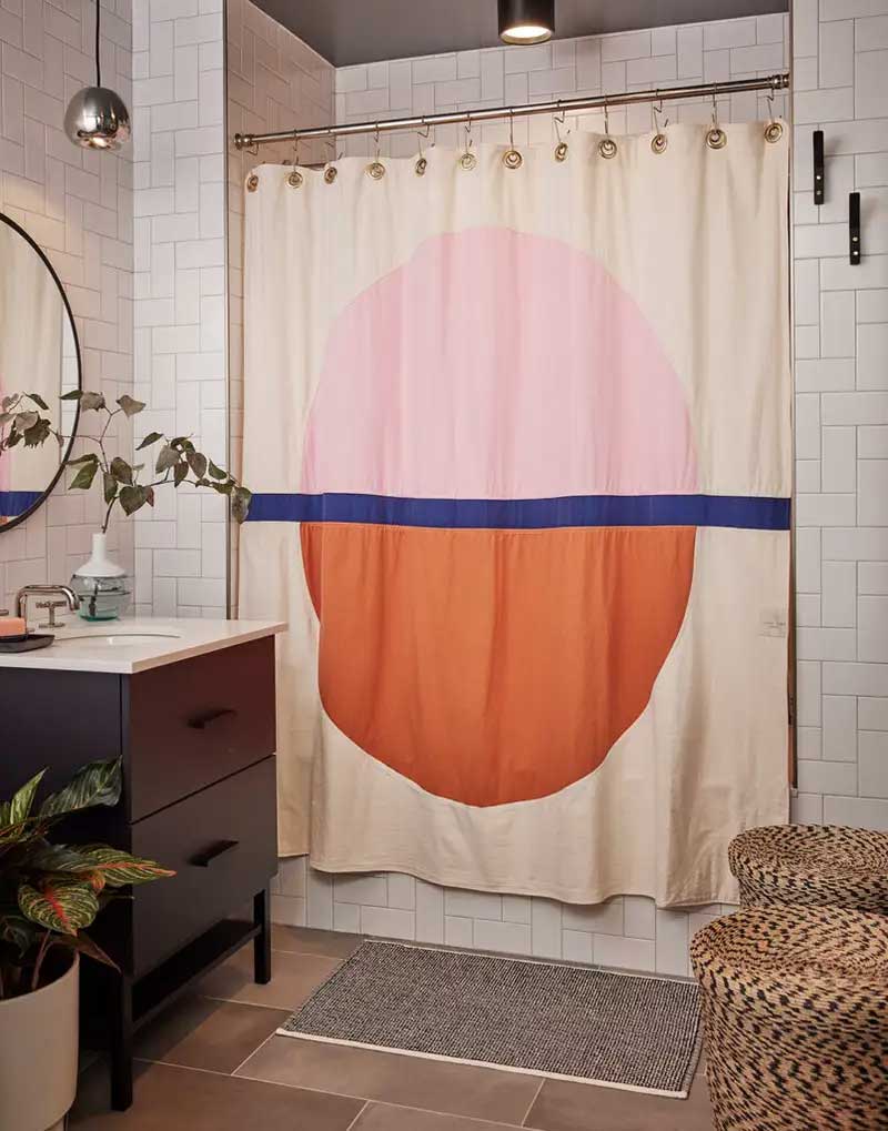 Un rideau coloré et graphique pour une salle de bains sans grand charme