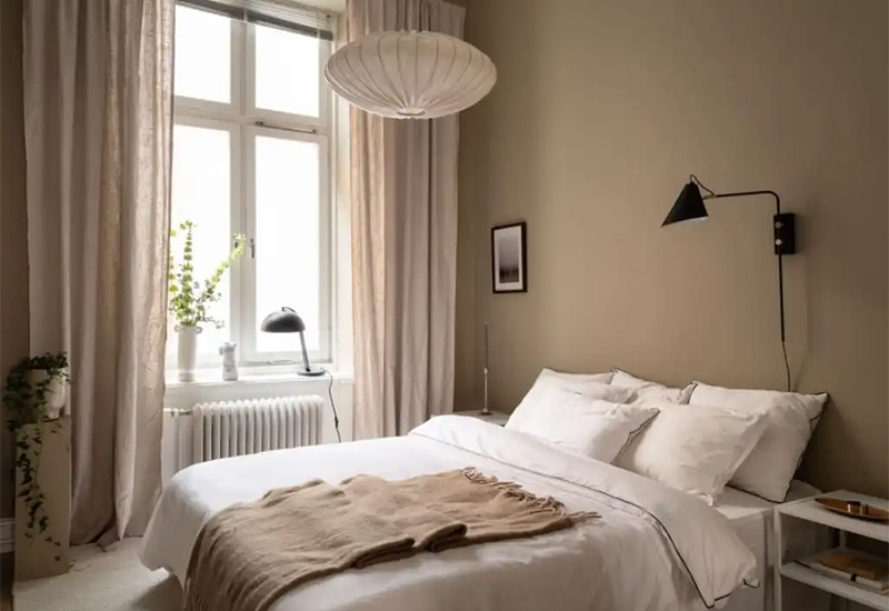 Pour une impression de confort dans une chambre, installez des rideaux