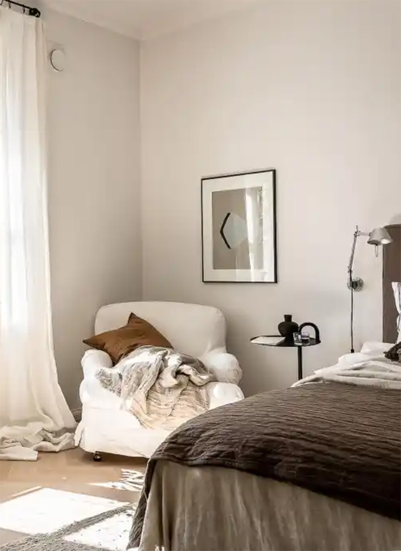 Pour une impression de confort dans une chambre, positionnez un fauteuil moelleux