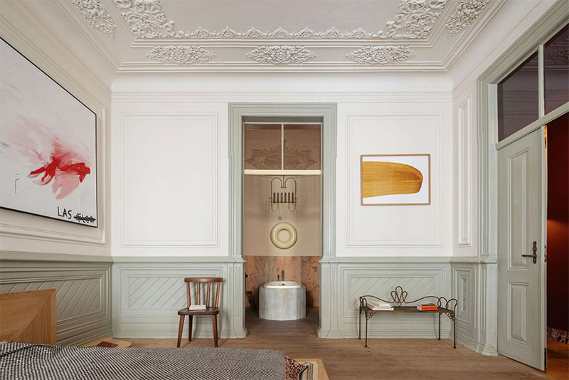 Chambre rénovée par Garcé et Dimofski à Lisbonne avec du mobilier design et oeuvres d'art