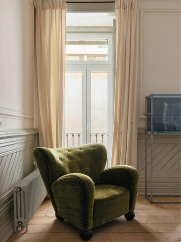 Chambre rénovée par Garcé et Dimofski à Lisbonne avec du mobilier design et oeuvres d'art