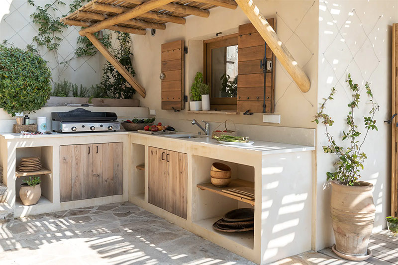 Une cuisine extriéure avec son petit hauvent sur une terrasse en Méditerrannée