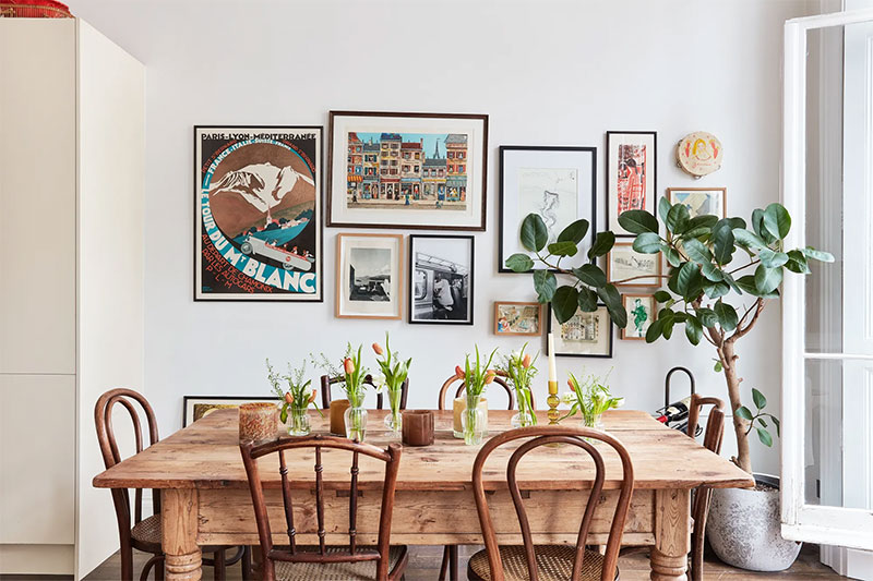 Meuble en bois de brocante, plantes et cadres pour une ambiance hispter