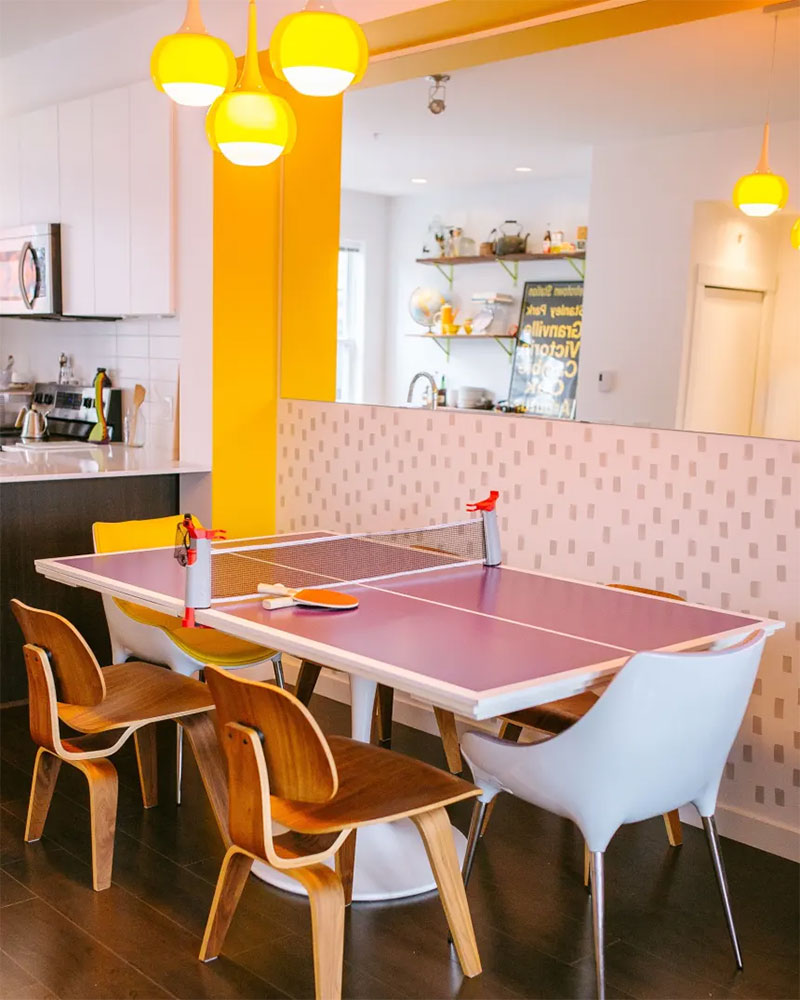 Une table de salle à manger ping pong