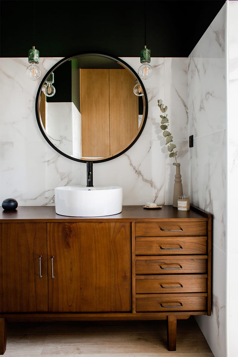 Une enfilade scandinave transformée en meuble de salle de bains