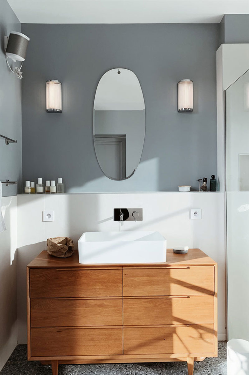 Une salle d'eau avec une enfilade scandinave détournée et sa vasque posée pour un style vintage moderne