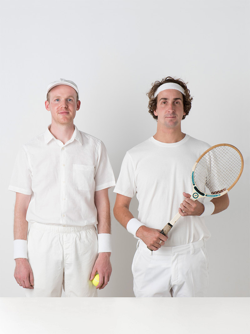 Portrait de Dale Hardiman et Adam Lynch en tenue de tennis pour la promotion de leur marque