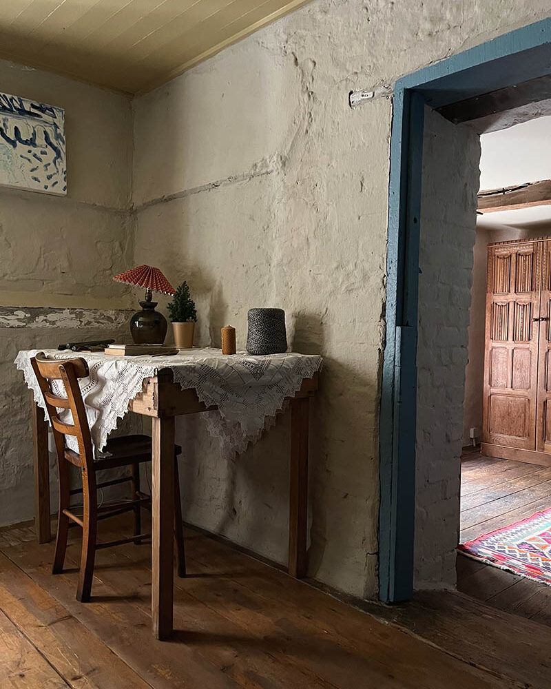 Une vieille table comme bureau de chambre