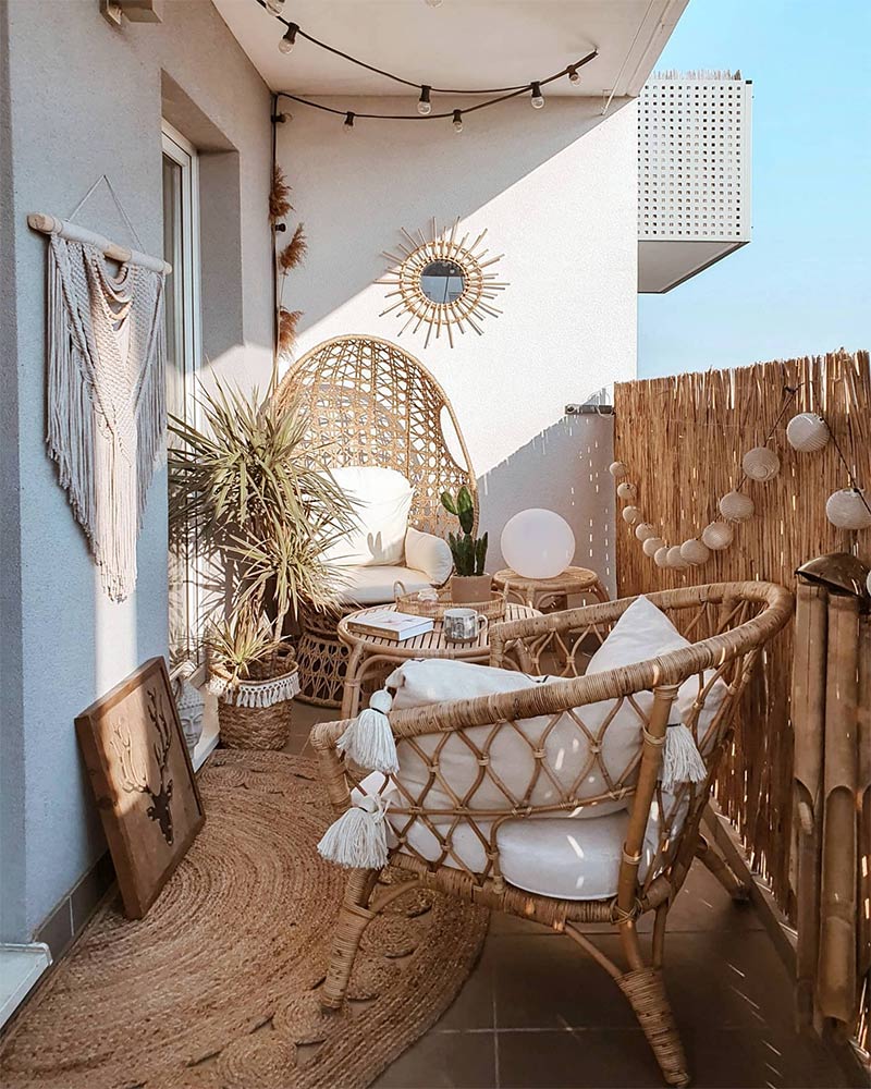 Un balcon protégé du vis-à-vis par des cannages en bambou