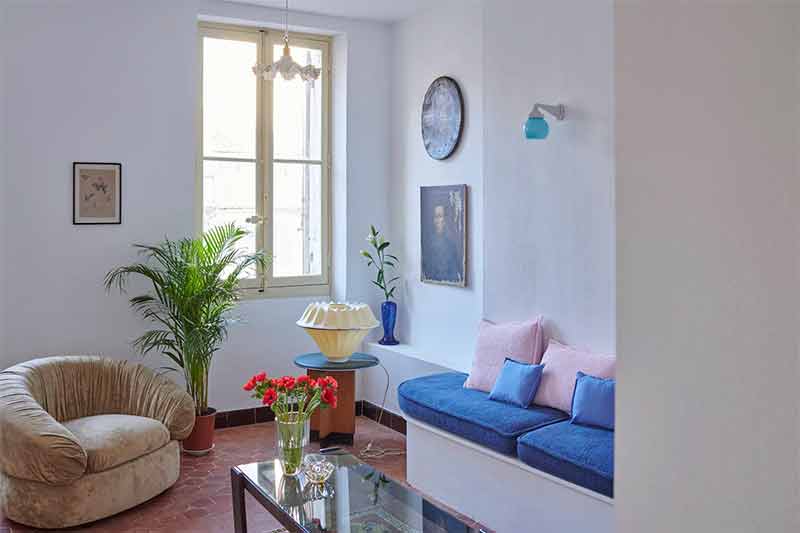 Un ameublement avec des objets et des meubles de brocante