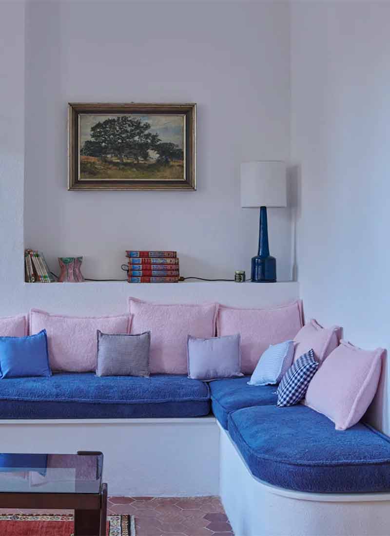 Création d'une banquette maçonnées avec un matelas bleu et des coussins roses