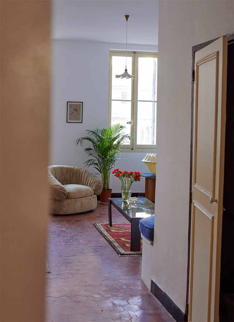 Un appartement vintage à Marseille avec un sol en tomettes rouge brique