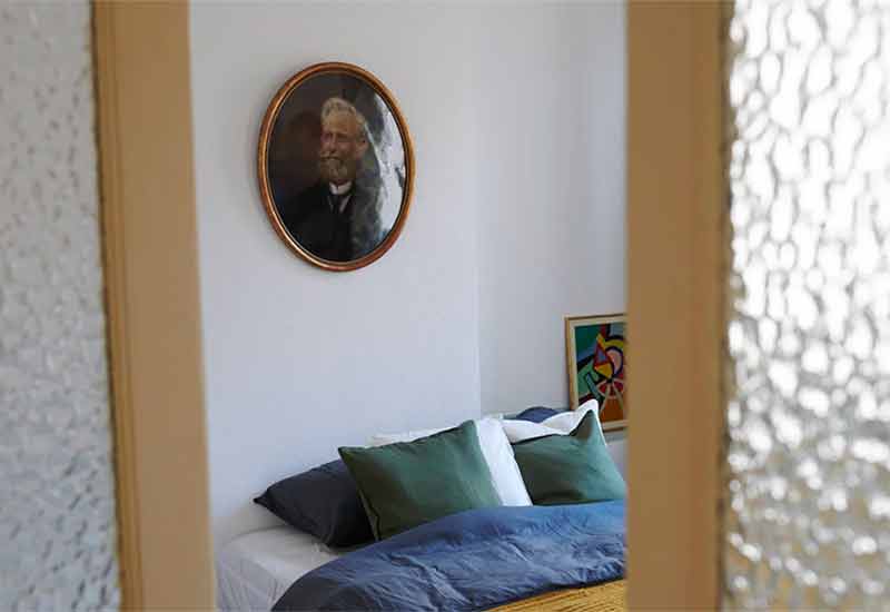 Chambre vintage avec ancien portrait de famille en déco
