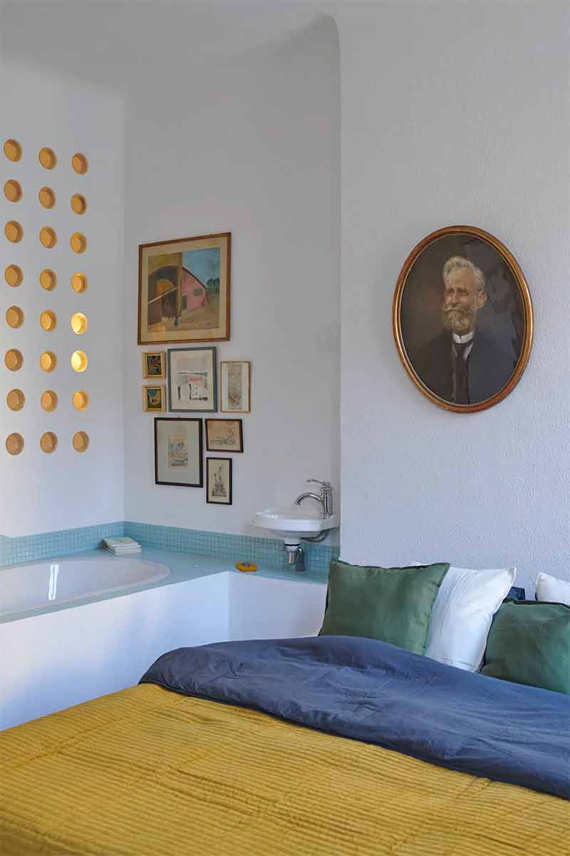 Un coin baignoire dans cette chambre en mode rétro chic