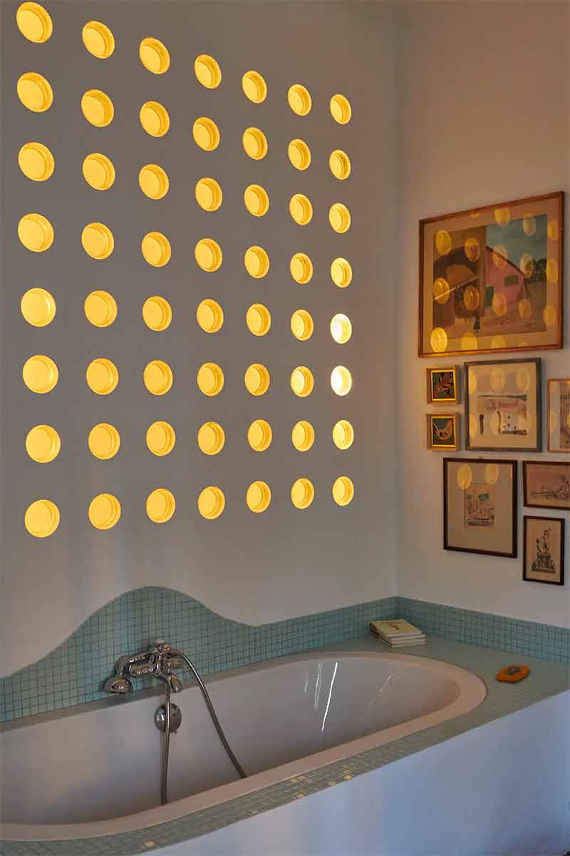 Un coin baignoire dans cette chambre en mode rétro chic