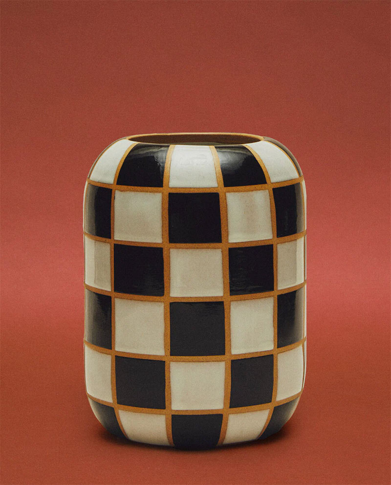 Vase en céramique à carreaux échiquier, Collagerie