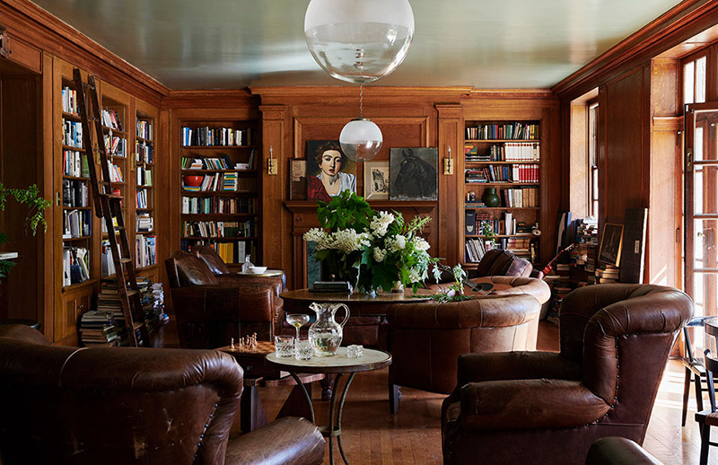 Une bibliothèque présentant des boiseries d'époque
