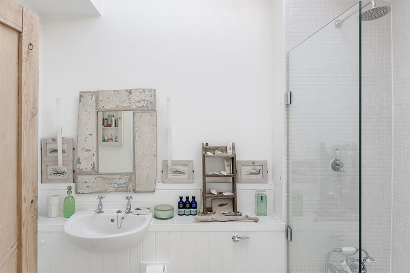 Une salle d'eau minimaliste dans un esprit shabby chic Une salle d'eau minimaliste dans un esprit shabby chic