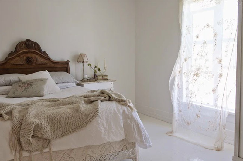 Une chambre romantique dans un style shabby chic