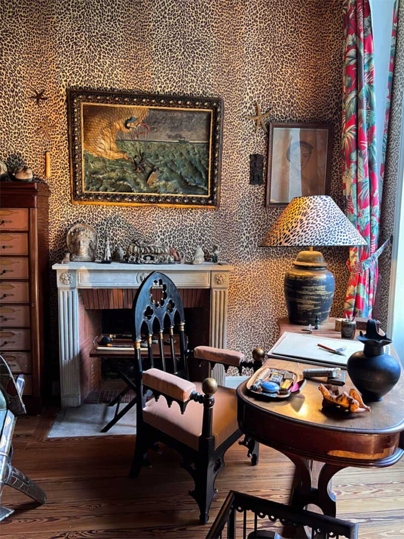 La chambre de jean cocteau à Milly-La-Forêt en impression léopard